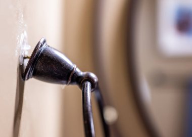 Duvar donanımı kötü bir kurulum yüzünden alçıpandan çıkarılıyor. - Evet. Yüksek kalite fotoğraf