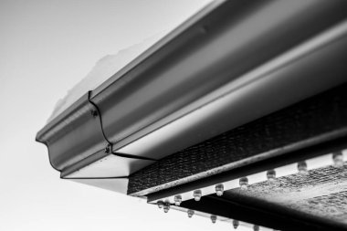 Kalıcı tatil LED ışıklandırması takılmış bir çatı oluğunun altında. - Evet. Yüksek kalite fotoğraf