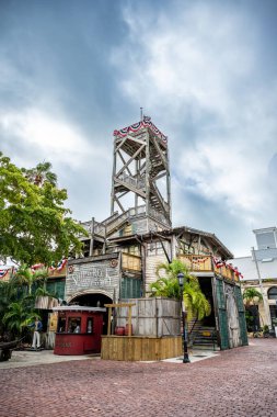Key West, Florida, ABD - 2.19.2024: Eski kasaba bölgesindeki Batık Müzesi 'ne giriş. Yüksek kalite fotoğraf