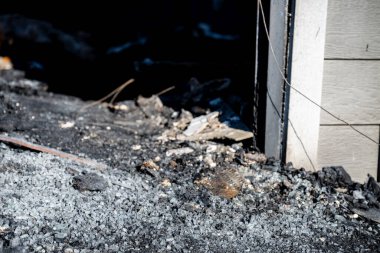 Kırık bir kapı ve yangının sebep olduğu cam kırıkları. Yüksek kalite fotoğraf