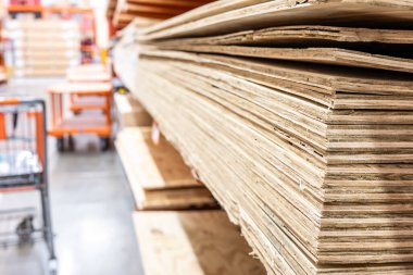 Perakende mağazasında istiflenmiş kontrplak üzerine seçici bir odaklanma. Yüksek kalite fotoğraf