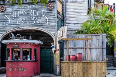 Key West, Florida, ABD - 2.19.2024: Eski kasaba bölgesindeki Batık Müzesi 'ne giriş. Yüksek kalite fotoğraf