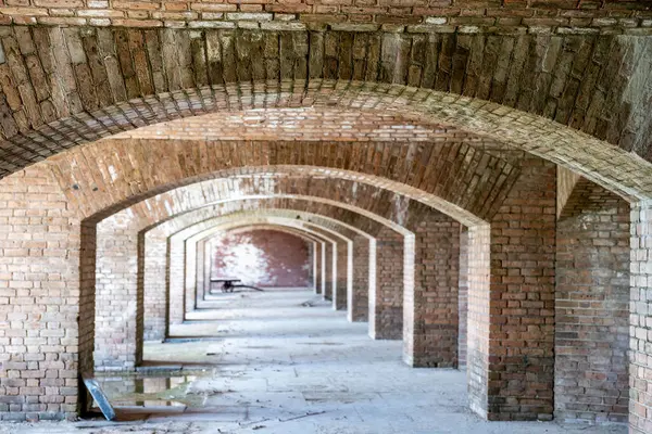 Fort Jefferson 'daki Dry Tortugas Ulusal Parkı' nda sonu gelmeyen tuğla geçidi. Yüksek kalite fotoğraf