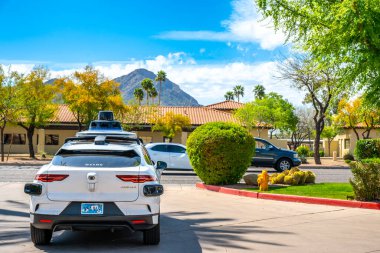 Phoenix, Arizona, ABD - 3.23.2024 Waymo 'nun arkasında bir kavşakta durdu. Yüksek kalite fotoğraf