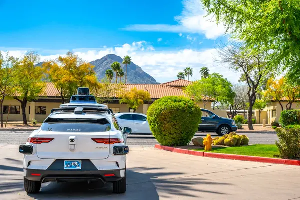 Phoenix, Arizona, ABD - 3.23.2024 Waymo 'nun arkasında bir kavşakta durdu. Yüksek kalite fotoğraf