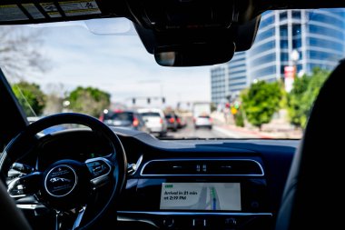 Phoenix, Arizona, ABD - 3.23.2024: Waymo 'nun kendi kendine giden arabasının içi boş yolcu koltuğu. Yüksek kalite fotoğraf