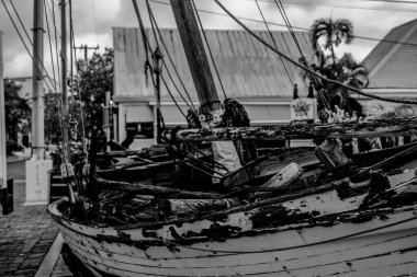 Key West, Florida, ABD - 2.19.2024: Eski kasaba bölgesindeki Batık Müzesi önünde terk edilmiş bir tekne. Yüksek kalite fotoğraf