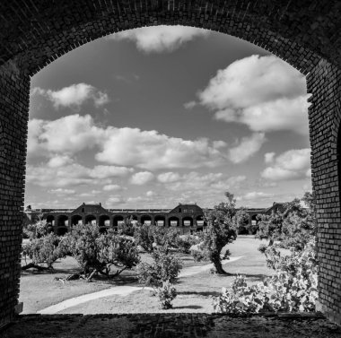 Jefferson Kalesi 'nde açık bir kemerden Dry Tortugas Ulusal Parkı' na bakın. Açık bir avlusu ve uzak bir geçit alanı var. Yüksek kalite fotoğraf