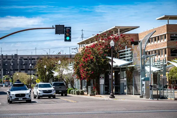 Phoenix, Arizona, ABD - 3.23.2024: kavşakta yeşil ışıkta geçen Waymo 'nun arkasında. Yüksek kalite fotoğraf