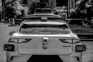 Phoenix, Arizona, ABD - 3.23.2024 Waymo 'nun arkasında bir kavşakta durdu. Yüksek kalite fotoğraf