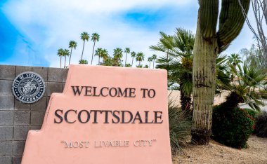 Scottsdale, Arizona, ABD - 3.23.2024: Çöl bitkileriyle sınır girişi. Yüksek kalite fotoğraf