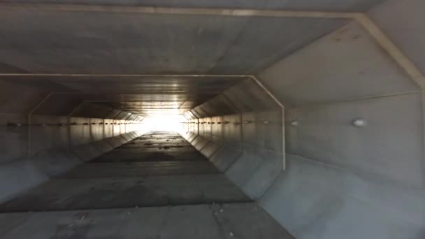 无人驾驶飞机穿过地下箱体涵洞 高质量的4K镜头 — 图库视频影像