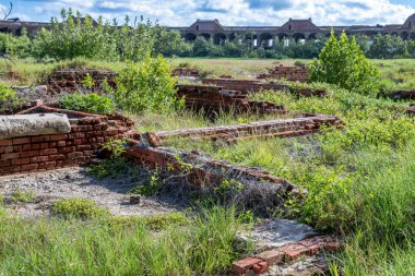 Kuru Tortugas Ulusal Parkı 'ndaki Fort Jefferson avlusunun iç yapı kalıntıları. Yüksek kalite fotoğraf