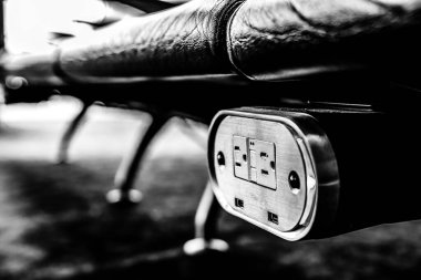 Havaalanı terminalinin telefon şarj istasyonuna odaklan. Yüksek kalite fotoğraf