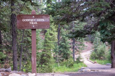 Oregon 'daki Crater Lake Ulusal Parkı' ndaki Godfrey Glen Yolu 'na giriş ve imza noktası. Yüksek kalite fotoğraf