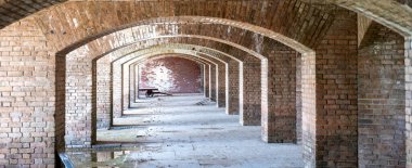 Fort Jefferson 'daki Dry Tortugas Ulusal Parkı' nda sonu gelmeyen tuğla geçidi. Yüksek kalite fotoğraf