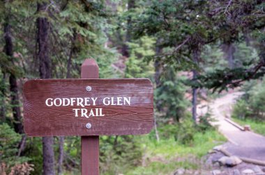 Oregon 'daki Crater Lake Ulusal Parkı' ndaki Godfrey Glen Yolu 'na giriş ve imza noktası. Yüksek kalite fotoğraf