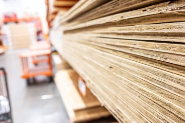 Kereste deposunda istiflenmiş kontrplağın köşesindeki seçici odak noktası. Yüksek kalite fotoğraf