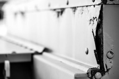 Elementlere maruz kalmış bir trafonun paslanmış ve soyulmuş boyası. - Evet. Yüksek kalite fotoğraf