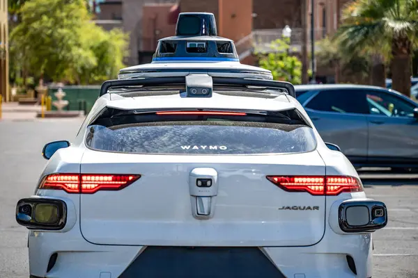 Phoenix, Arizona, ABD - 3.23.2024 Waymo 'nun arkasında bir kavşakta durdu. Yüksek kalite fotoğraf