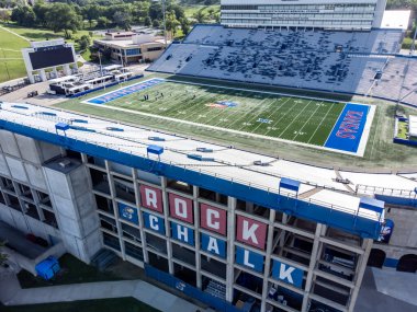 Kansas Üniversitesi David Booth Memorial Stadyumu Jayhawks 'ın futbol oynadığı yer. Yüksek kalite fotoğraf