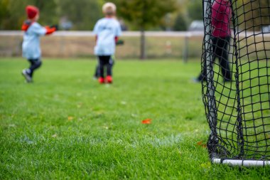 Gençler futbol maçında çimlere ve kalenin arkasına odaklan. - Evet. Yüksek kalite fotoğraf