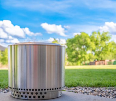 Baharda konutların arka bahçesinde dumansız paslanmaz çelik ateş çukuru. Yüksek kalite fotoğraf