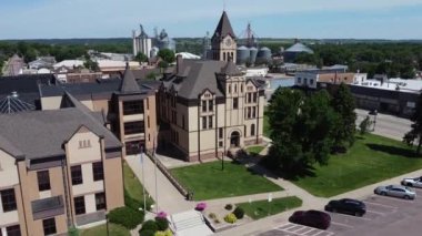Güney Dakota, Canton 'daki Lincoln County Adliyesi' nin insansız hava görüntüsü. Yüksek kaliteli FullHD görüntüler