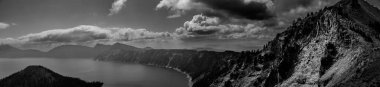 Oregon 'daki Krater Gölü ve Büyücü Adası' nın panoramik manzarası. Yüksek kalite fotoğraf