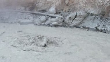 Kaliforniya 'daki Lassen Volkanik Ulusal Parkı' ndaki Sülfür Fabrikası 'nda kaynamış çamur tenceresi. - Evet. Yüksek kaliteli FullHD görüntüler