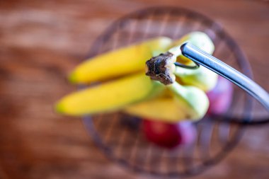 Birkaç elmayla tezgahta duran bir avuç taze muz. Yüksek kalite fotoğraf