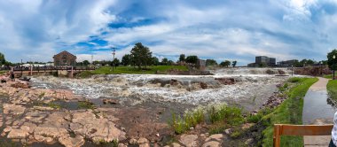 2024 baharında Güney Dakota 'daki Sioux Falls Parkı' nda su baskını ve yüksek su. Yüksek kalite fotoğraf