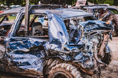 Yıkım derbisi için kullanılan modifiye edilmiş bir arabanın arka tarafı ezilmiş ve hasar görmüş. Yüksek kalite fotoğraf