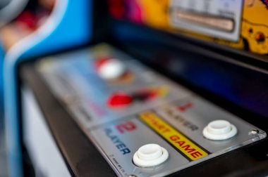 Rochester, New York, ABD - 6.13.2023: RST Uluslararası Havalimanı içinde Retro atari oyunları. - Evet. Yüksek kalite fotoğraf