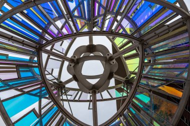 Scottsdale, Arizona, ABD - 3.23.2024: Paslanmaz çelikten, lamine edilmiş dikroik camdan ve boyalı karbon çelikten oluşan güneş patlaması heykeli. Yüksek kalite fotoğraf