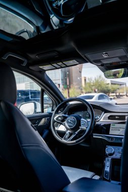 Phoenix, Arizona, ABD - 3.23.2024: Waymo 'nun kendi kendine giden arabasının içi boş yolcu koltuğu. Yüksek kalite fotoğraf