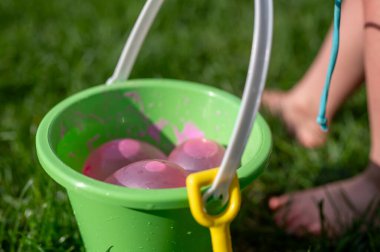 Kovada çok renkli su balonları koleksiyonu. Yüksek kalite fotoğraf