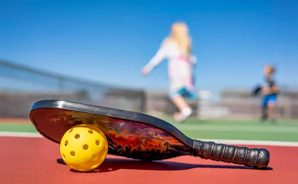 Pickleball 'a odaklan ve saha yüzeyinde kürek çek. - Evet. Yüksek kalite fotoğraf
