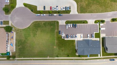 İki işletme arasındaki gelişmemiş arazinin insansız hava görüntüsü. - Evet. Yüksek kalite fotoğraf