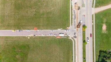 İnşaatla kesişen bir kavşağın üstündeki sabit hava aracı görüntüsü. Yüksek kalite fotoğraf