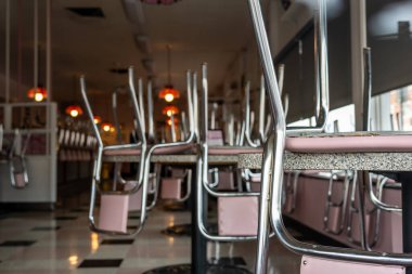 Çalışma saatleri dışında masaların üzerinde sandalyelerle eski moda yemek kapalıydı. Yüksek kalite fotoğraf