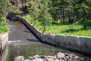 Çimento acil su sızıntısı bir gölden aşağı akıyor. - Evet. Yüksek kalite fotoğraf