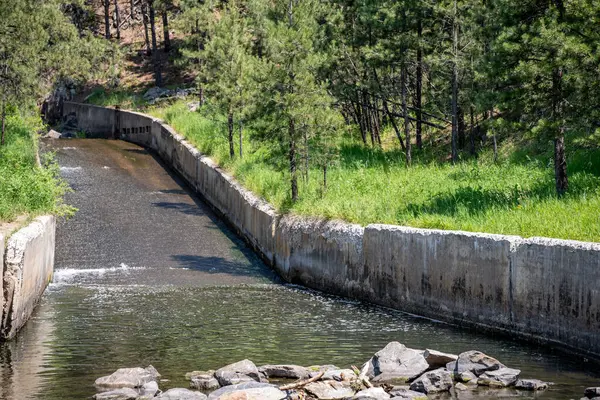 Çimento acil su sızıntısı bir gölden aşağı akıyor. - Evet. Yüksek kalite fotoğraf