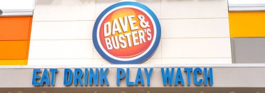 Sioux Falls, Güney Dakota, ABD - 6.8.2024: Dave and Busters 'ın ön tabela girişi. Yüksek kalite fotoğraf