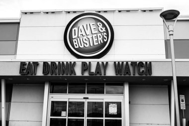 Sioux Falls, Güney Dakota, ABD - 6.8.2024: Dave and Busters 'ın ön tabela girişi. Yüksek kalite fotoğraf
