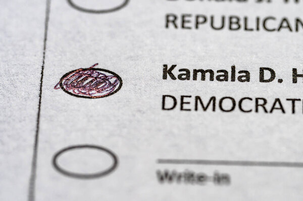 Sioux Falls, South Dakota, USA - 8.18.2024: Sample 2024 президентский бюллетень с голосом за Камалу Харрис. Высокое качество фото