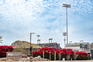 Phoenix, Arizona, ABD - 3.23.2024: Arizona State University Mountain America Stadyumu 'nun uzak görüşlü Sundevil logosuna odaklan. Yüksek kalite fotoğraf