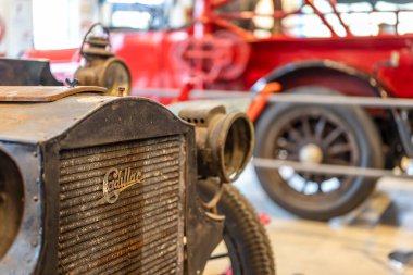 Calgary, Alberta, Kanada - 8.16.2024: 1905 Cadillac Model E Heritage Park Tarih Köyü 'nde sergilenmektedir. Yüksek kalite fotoğraf