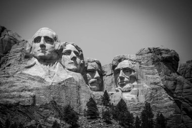 Güney Dakota 'nın Kara Tepeleri' ndeki Rushmore Dağı açık bir gökyüzüne karşı. Yüksek kalite fotoğraf