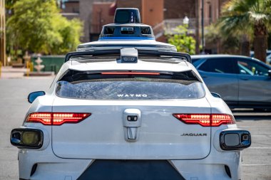 Phoenix, Arizona, ABD - 3.23.2024 Waymo 'nun arkasında bir kavşakta durdu. Yüksek kalite fotoğraf